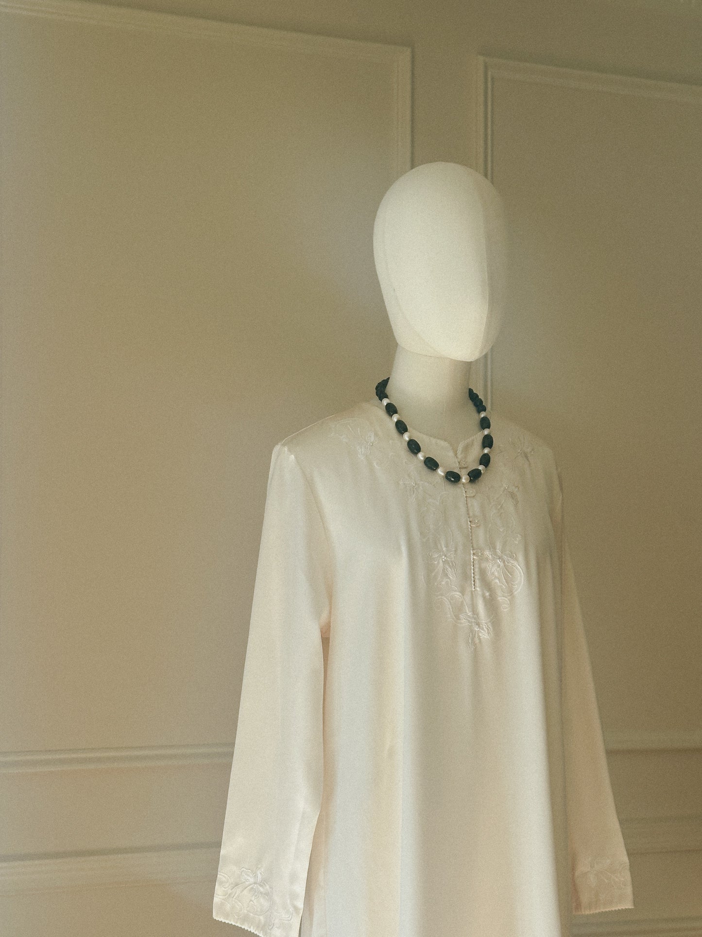 Black & Pearlized Bead Necklace